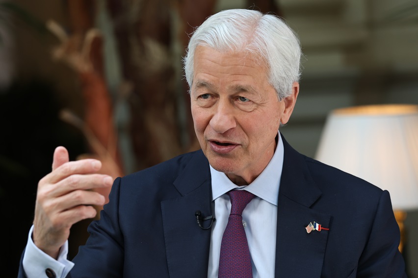 JPMorgan critica ideologia do Partido Democrata e chama opositores de “idiotas”