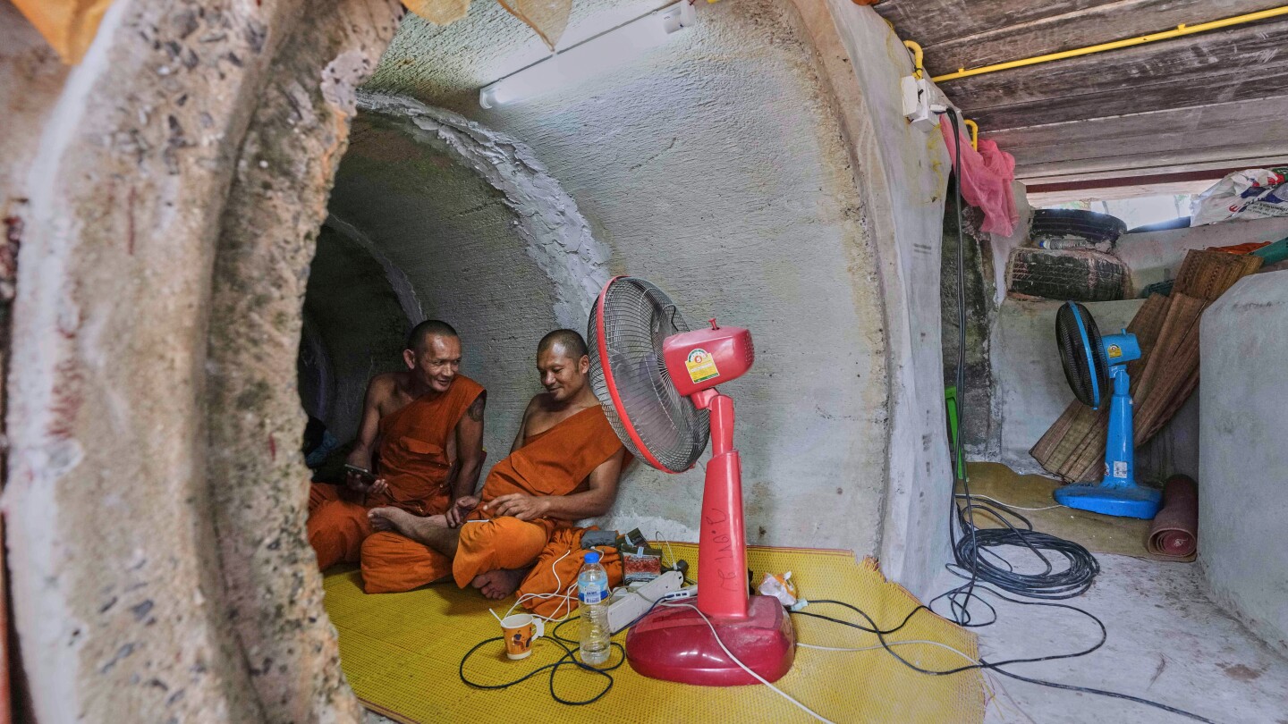 Monjes, dançarinos e voluntários ajudam em meio ao aumento da violência na fronteira tailandesa