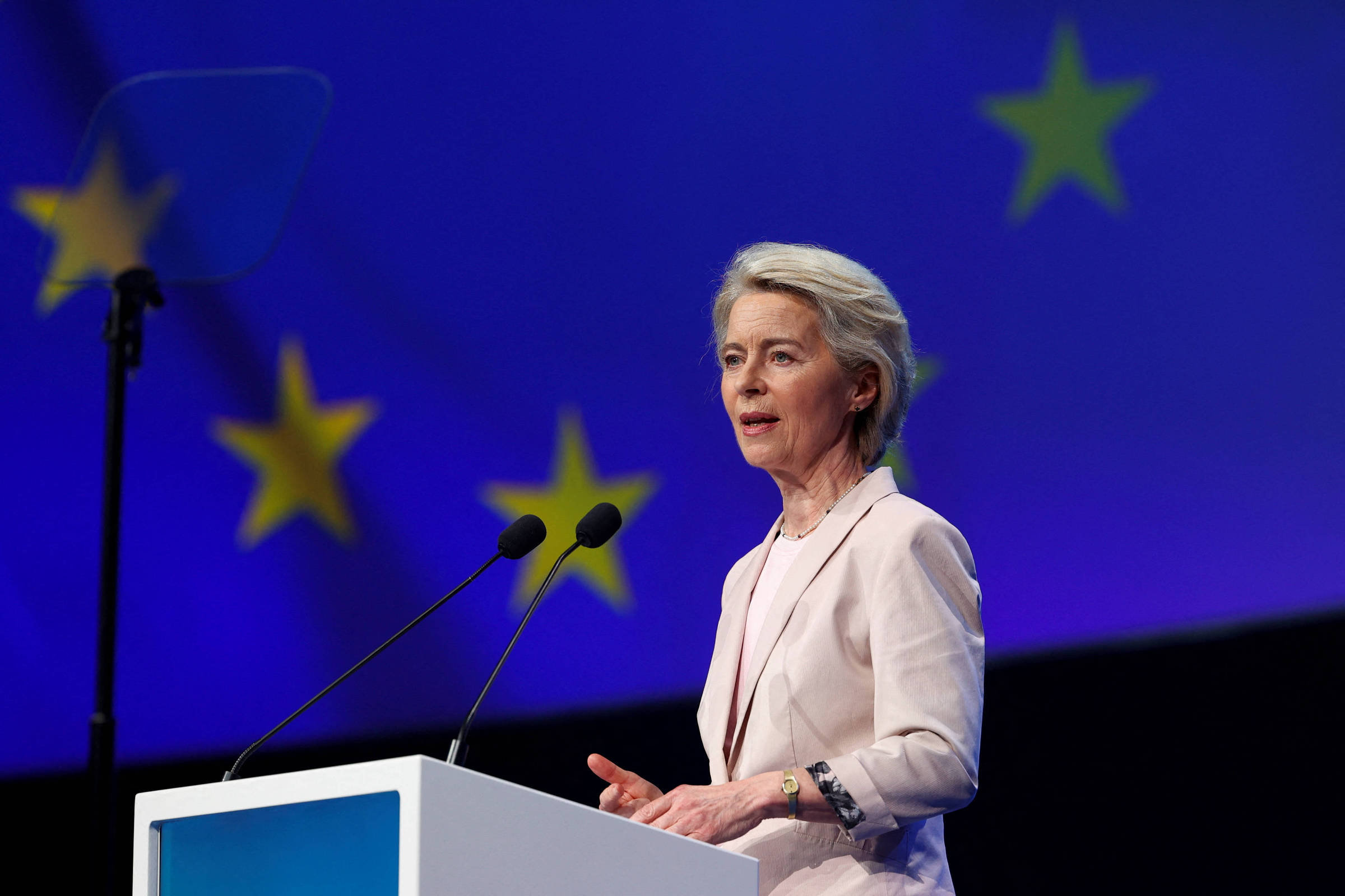 União Europeia revisa para baixo crescimento econômico em 2025 e 2026 por tarifas de Trump