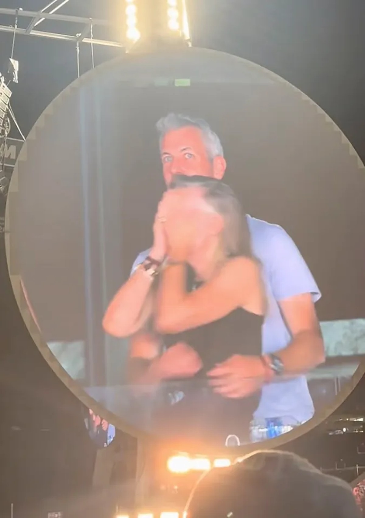 Chris Martin revela amantes durante show do Coldplay, segundo jornal