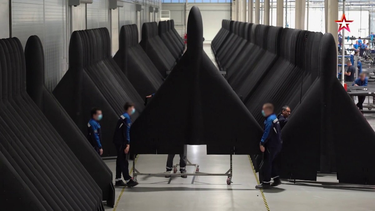 Rússia apresenta a maior fábrica de drones do mundo com jovens trabalhadores envolvidos