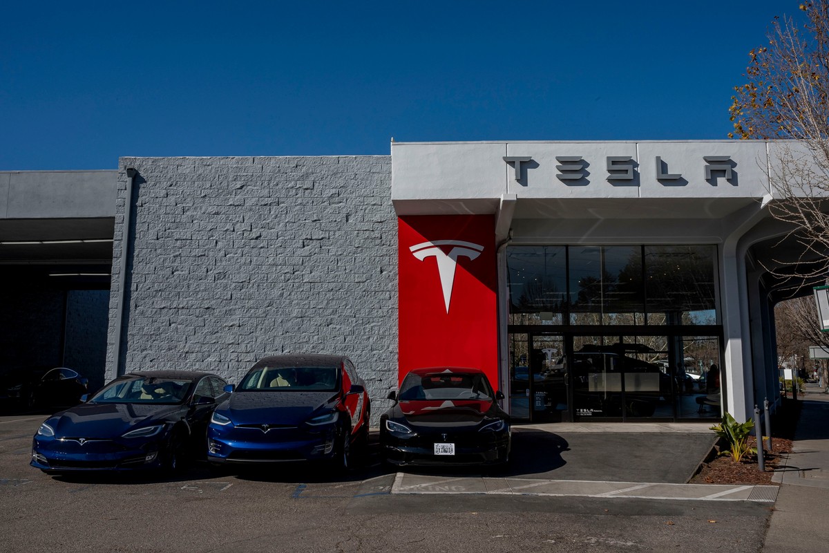 Tesla é multada em R$ 1,3 bilhão após morte relacionada ao piloto automático nos EUA