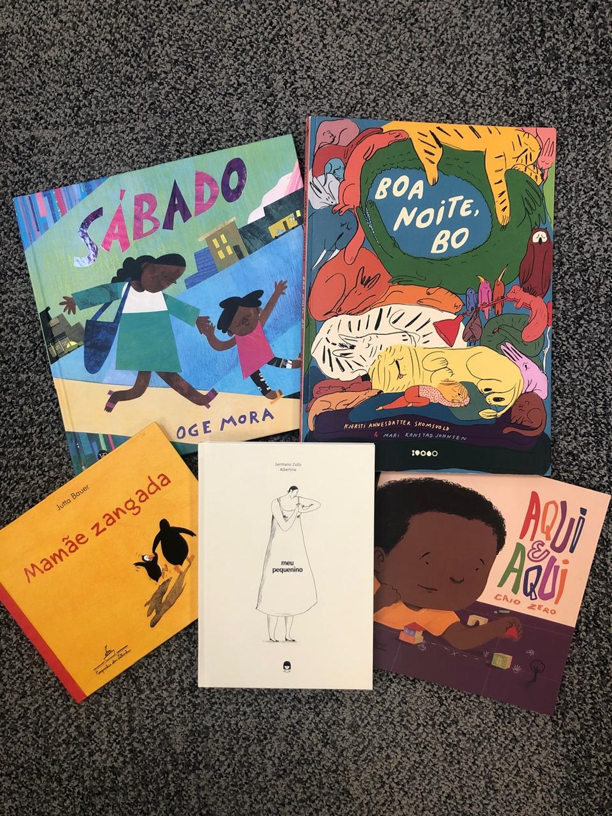 Livros infantis com tema de maternidade para o Dia das Mães. (Foto: Janaína Barros/CBN)
