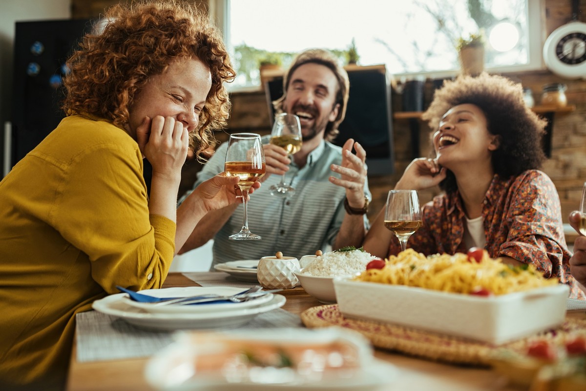 Conexões sociais são essenciais para a saúde, assim como alimentação e exercícios