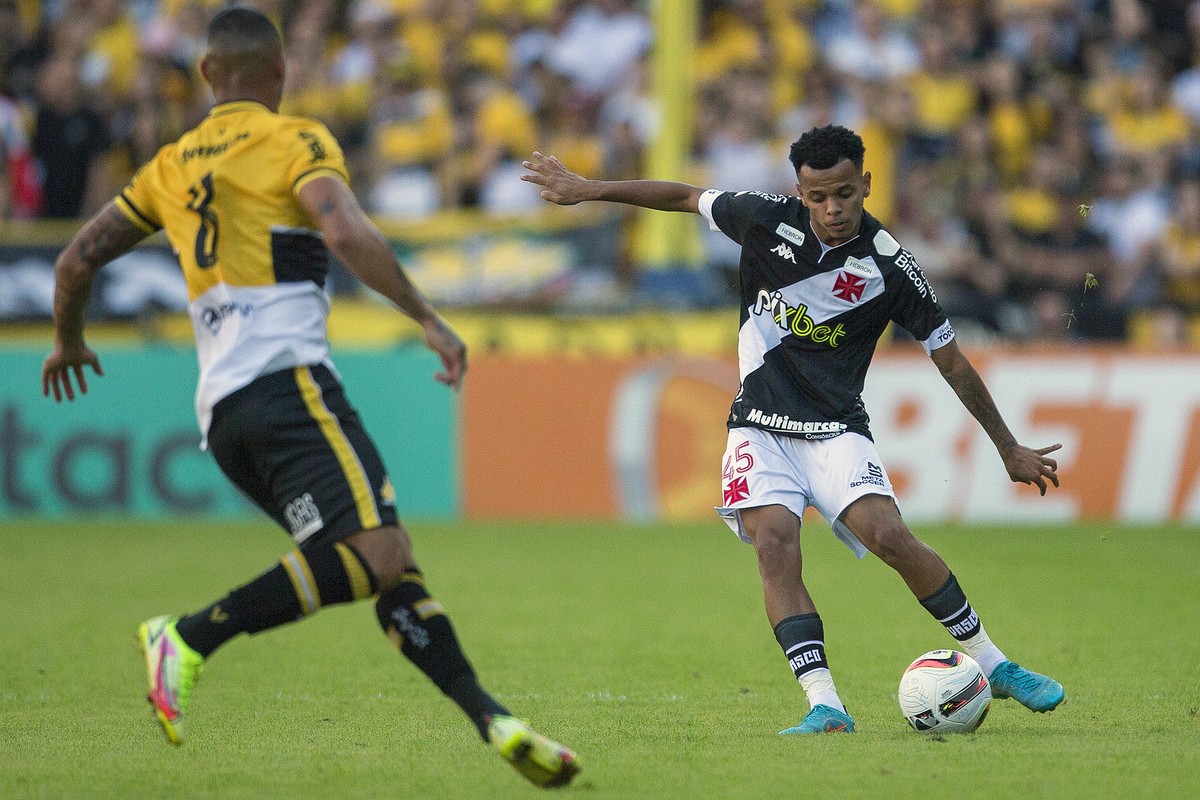 Vasco convoca 'joia' e reforços para enfrentar o CSA em partida decisiva