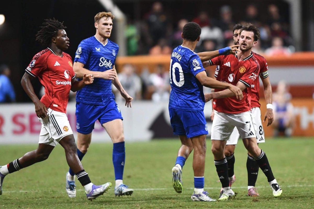 Manchester United e Everton empatam em jogo marcado por erros defensivos e estreias