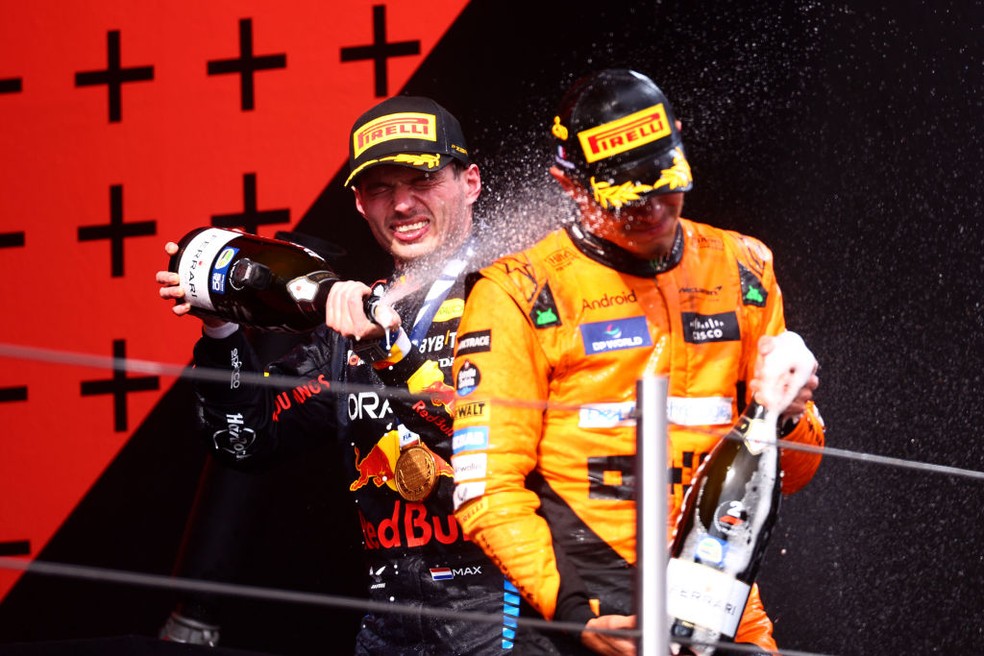 Lando Norris e Max Verstappen no pódio do Grande Prêmio da Emília-Romanha da Fórmula 1 em 2024; a dupla deve buscar reação na etapa deste ano (Foto: Lars Baron/Getty Images)