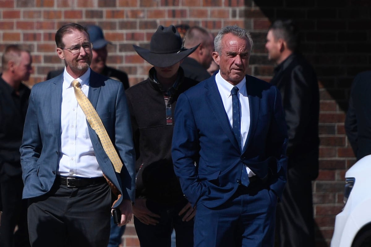 Robert F. Kennedy Jr. (direita) chega neste domingo a uma igreja menonita em Seminole, Texas. (Foto: Annie Rice/AP)