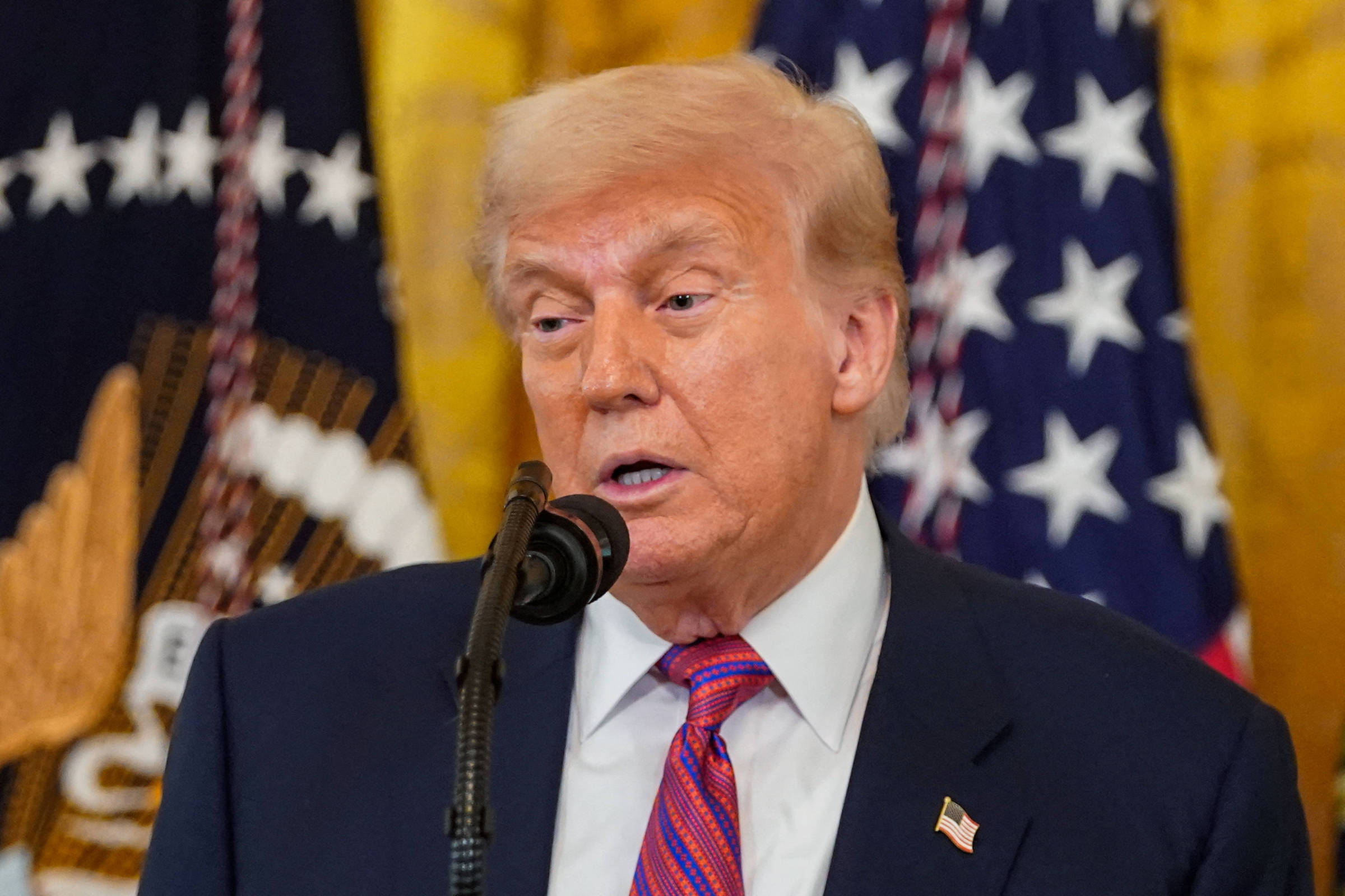 Trump anuncia diretriz de IA que flexibiliza regras e incentiva energia renovável
