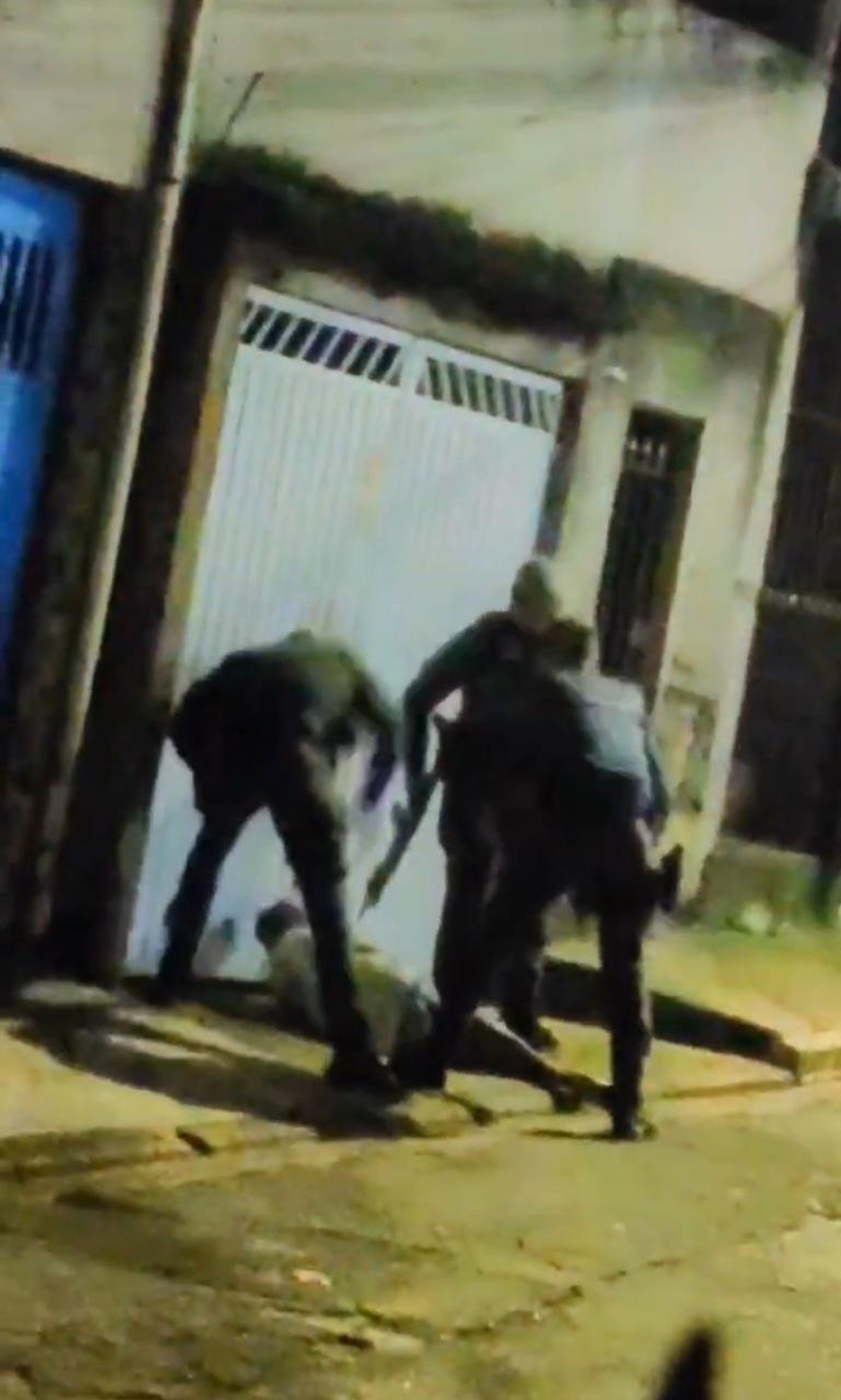 PMs são filmados espancando suspeito de roubo de moto em São Paulo