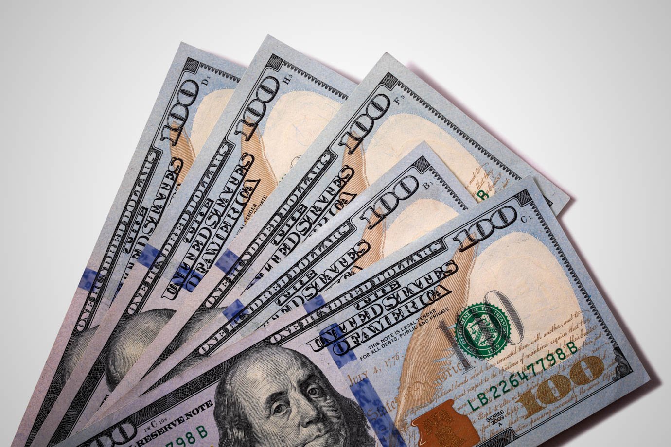 Dólar sobe 0,50% no primeiro pregão do mês com incertezas sobre IOF