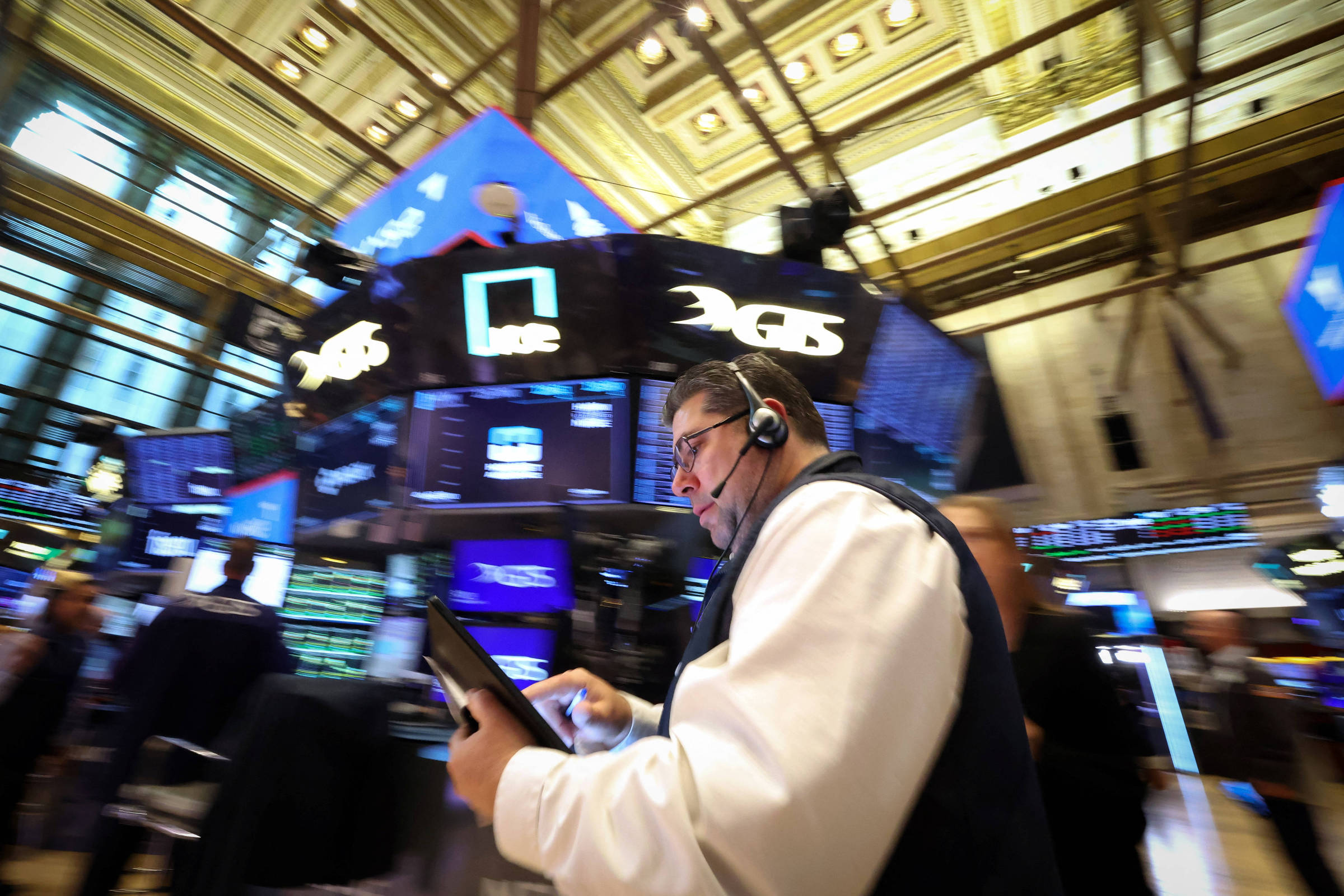 Operador na bolsa de Nova York, a NYSE - Brendan McDermid-24.abr.25/Reuters (Foto: Reprodução)