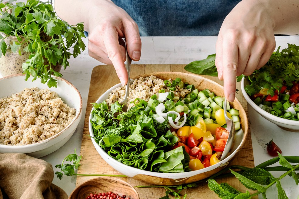 Uma alimentação saudável é essencial para prevenir lesões. (Foto: Freepik)