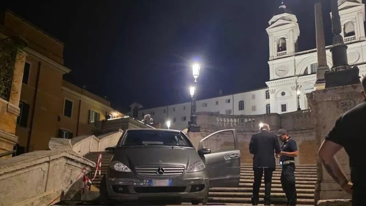 Idoso é multado após descer escadaria histórica de Roma com veículo