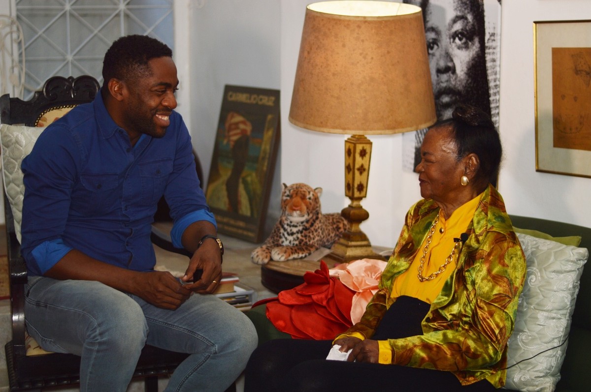 Lázaro Ramos revela capa de livro inspirado em conversas com Ruth de Souza