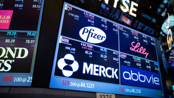 Ações em destaque ao meio-dia: Pfizer, Palantir, Coinbase e Staar Surgical se movimentam