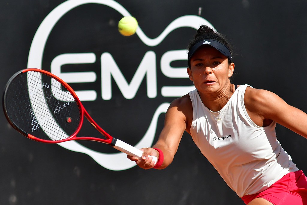 Rebeca avança para a final no saibro da Alemanha e Carol busca vaga em Palermo