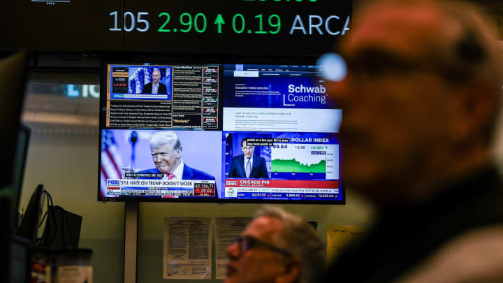Mercado de ações resiste a nova ofensiva tarifária de Trump e mantém alta histórica