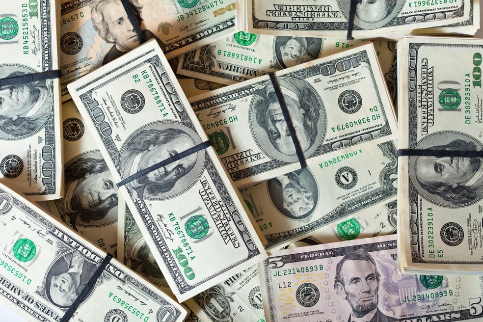 Dólar cai e Ibovespa oscila em meio a tensões comerciais e incertezas fiscais