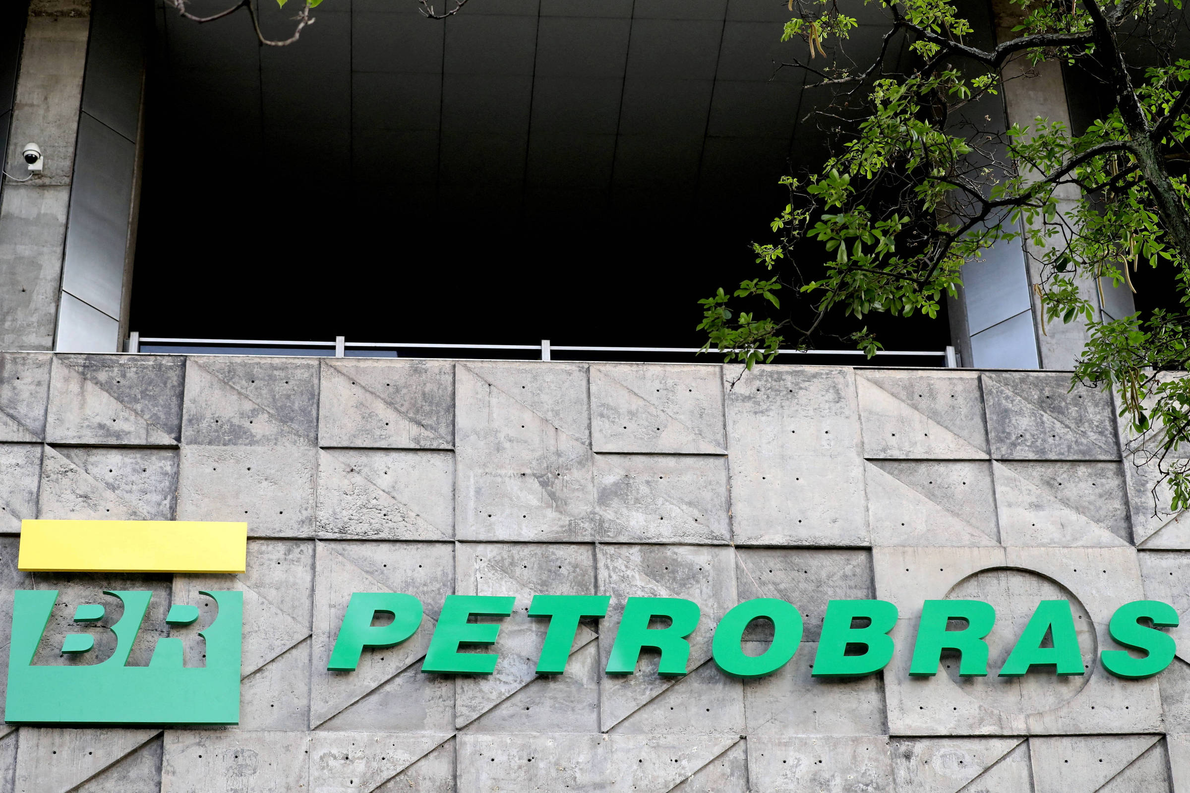 Fachada da sede da Petrobras, no Rio de Janeiro; a estatal comprou créditos de carbono de um projeto onde houve desmatamento (Foto: SERGIO MORAES/Sergio Moraes - 16.out.19/Reuters)