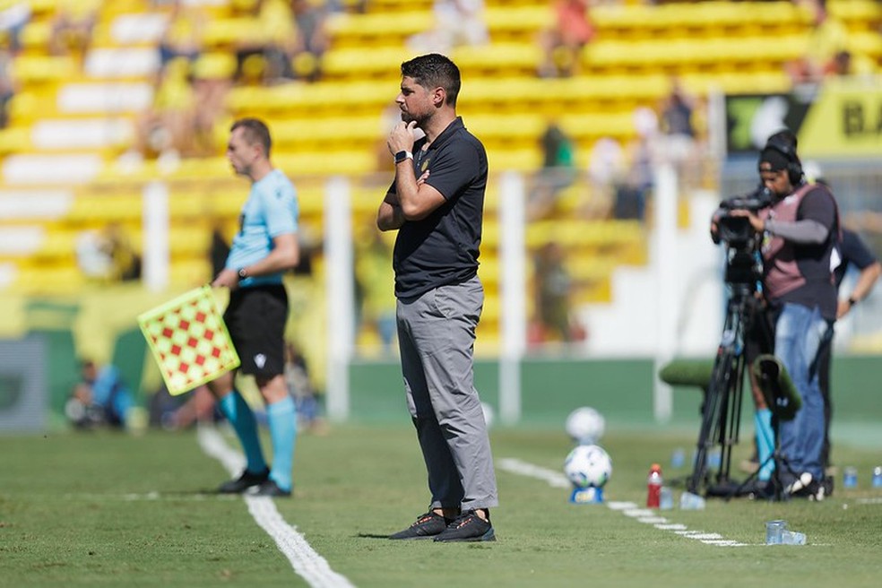 António Oliveira, técnico do Sport, em jogo contra o Mirassol, no Maião. (Foto: Raphael Marques / Sport Recife)