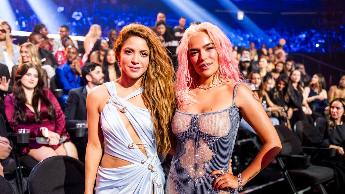 Shakira e Karol G nos VMAs de 2023 por sua colaboração 'TQG'. (Foto: John Shearer)
