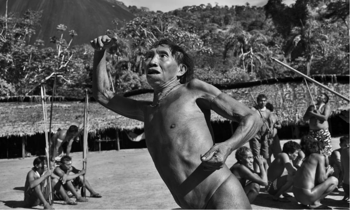 Foto de Sebastião Salgado, em 2014, em expedição às terras dos ianomâni. (Foto: Sebastião Salgado)