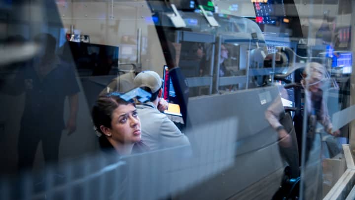 Traders trabalham no piso da American Stock Exchange (AMEX) na Bolsa de Valores de Nova York, nos Estados Unidos, na quinta-feira, 10 de abril de 2025. (Foto: Michael Nagle | Bloomberg | Getty Images)
