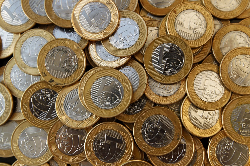 Taxas de DIs curtas caem enquanto longas sobem com novas ameaças de Trump