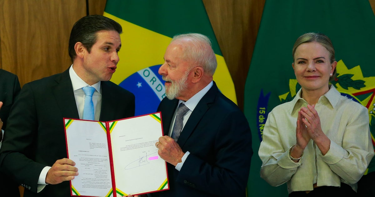 PT intensifica esforços para cassar Eduardo Bolsonaro e mobiliza militância digital