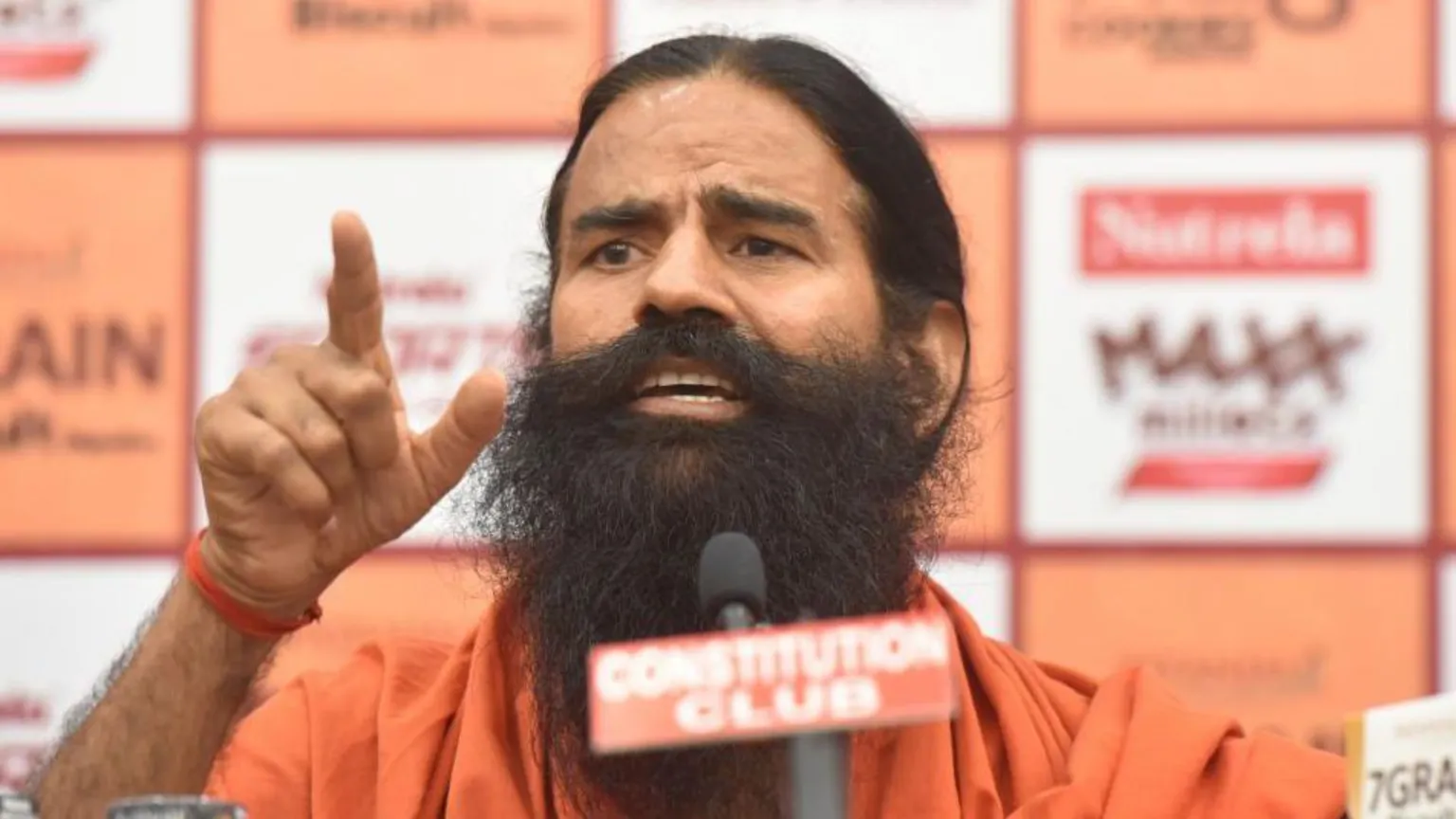 Baba Ramdev se compromete a retirar anúncios polêmicos após críticas judiciais sobre rival