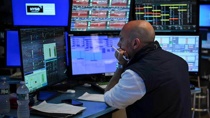 Mercado mantém impulso de compra em quedas e ações de memes ganham força