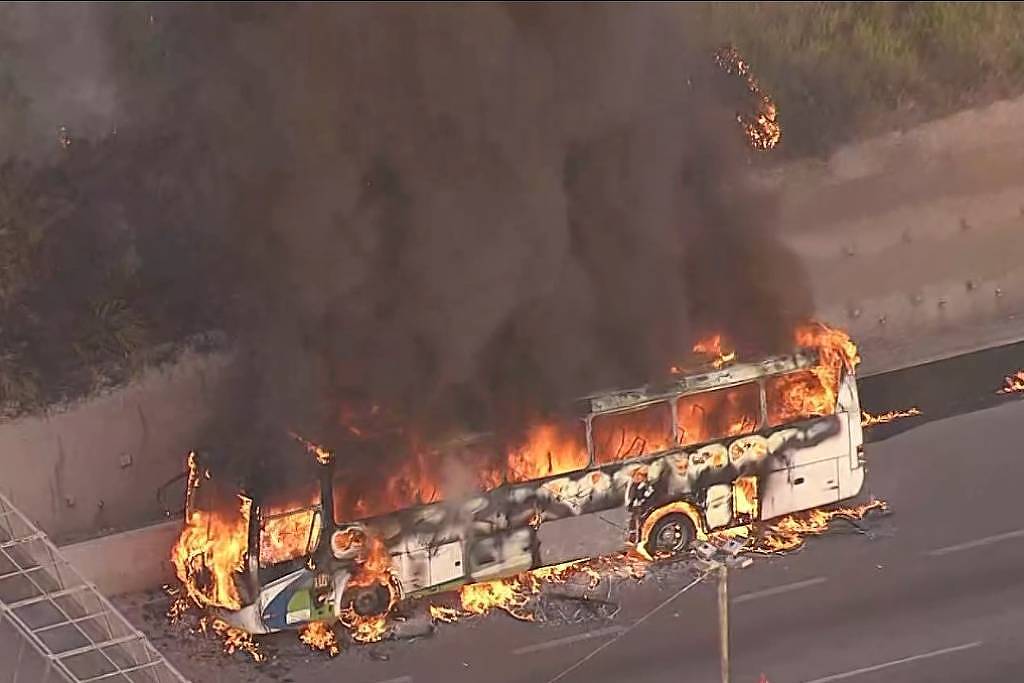 Ônibus pega fogo no Km 23 da rodovia Anhanguera, na altura do Jaraguá, na chegada a São Paulo (Foto: Reprodução/TV Globo)