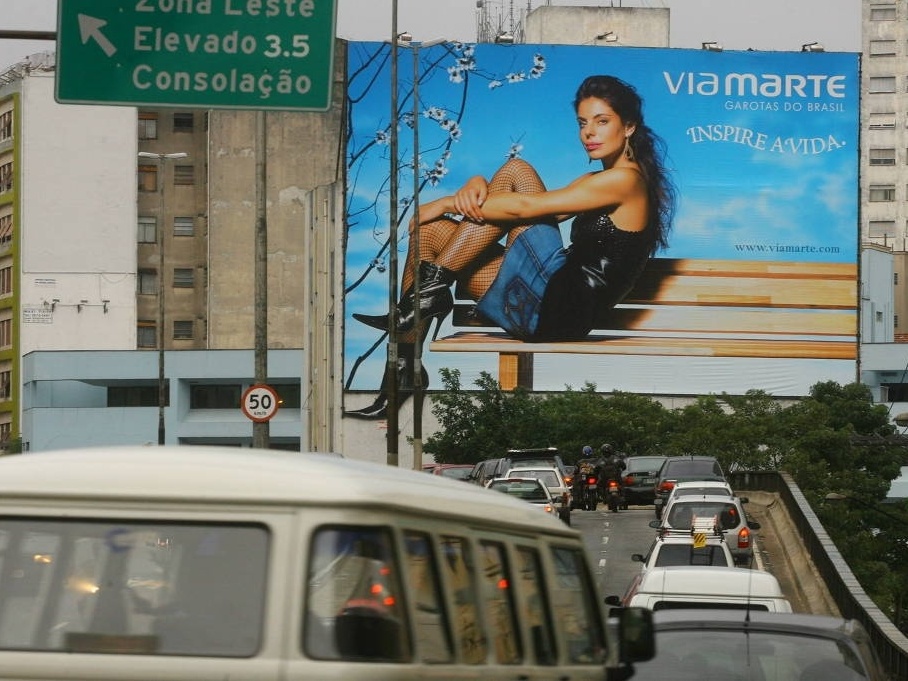 Antes da aprovação da Lei Cidade Limpa, em 2007, a cidade tinha muita poluição visual. Na foto, outdoor com a modelo Daniela Cicarelli, no Elevado João Goulart. (Foto: Rubens Cavallari/Folhapress)