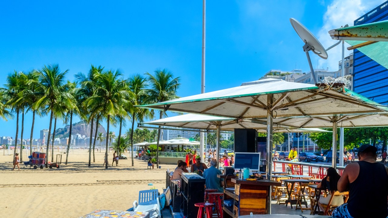 Quiosques nas praias devem se adequar às novas regras. (Foto: Yelena Rodriguez Mena/Getty Images)