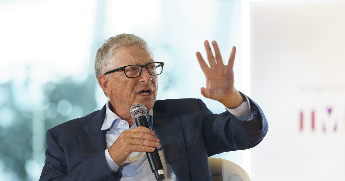 A abordagem filantrópica de Bill Gates foi criticada por diferentes lados, questionando se sua fundação realmente resolve problemas ou se apenas mascara a acumulação de riqueza. (Foto: Ore Huiying/Bloomberg)