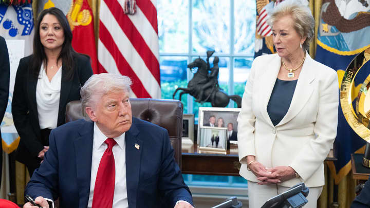 O presidente dos Estados Unidos, Donald Trump, assina ordens executivas relacionadas a instituições de ensino superior, ao lado da secretária de Educação dos Estados Unidos, Linda McMahon, no Salão Oval da Casa Branca, em Washington, DC, em 23 de abril de 2025. (Foto: Saul Loeb | Afp | Getty Images)