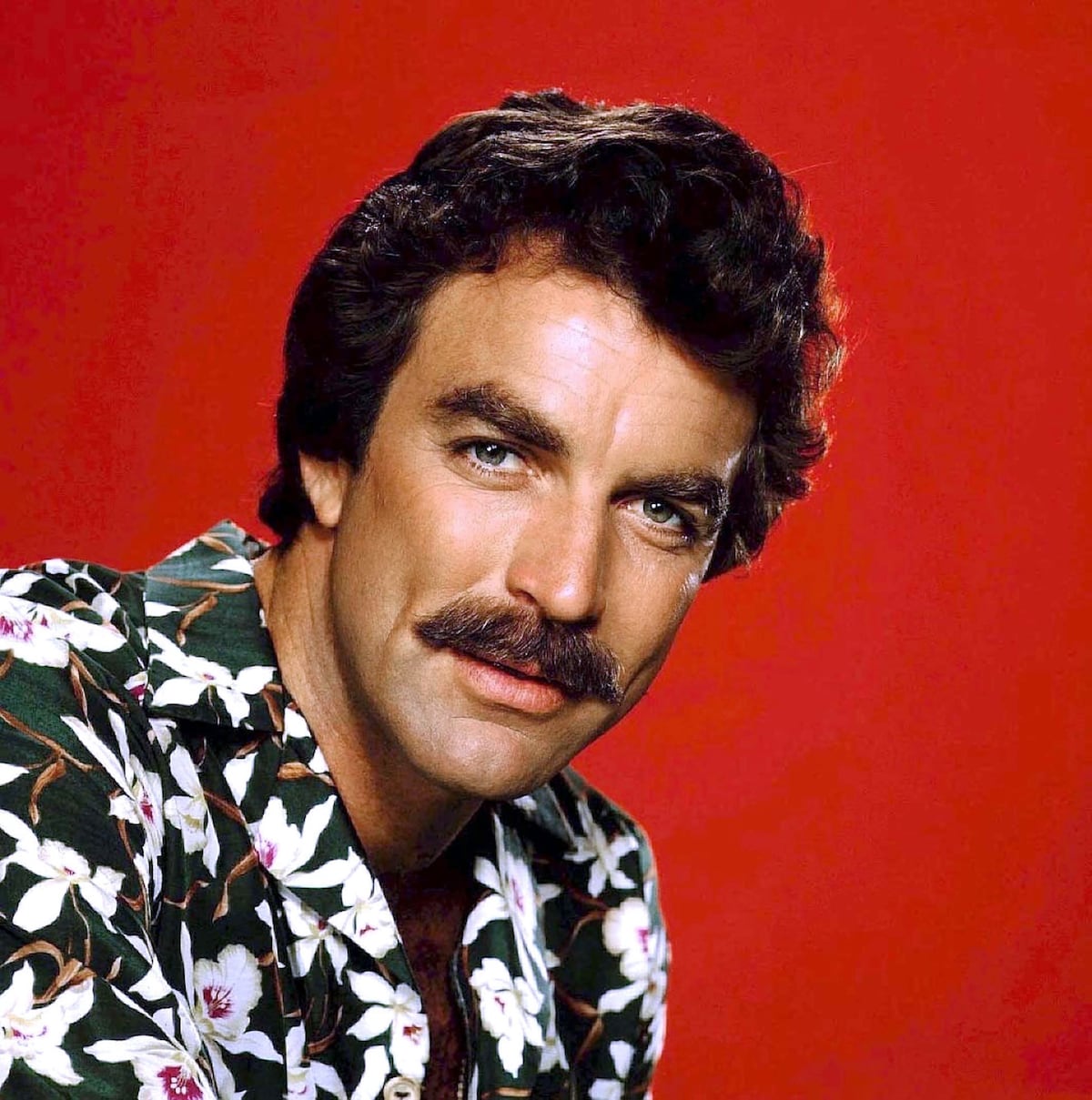 Tom Selleck em uma imagem promocional de 'Magnum' de 1985 (Foto: Sunset Boulevard)