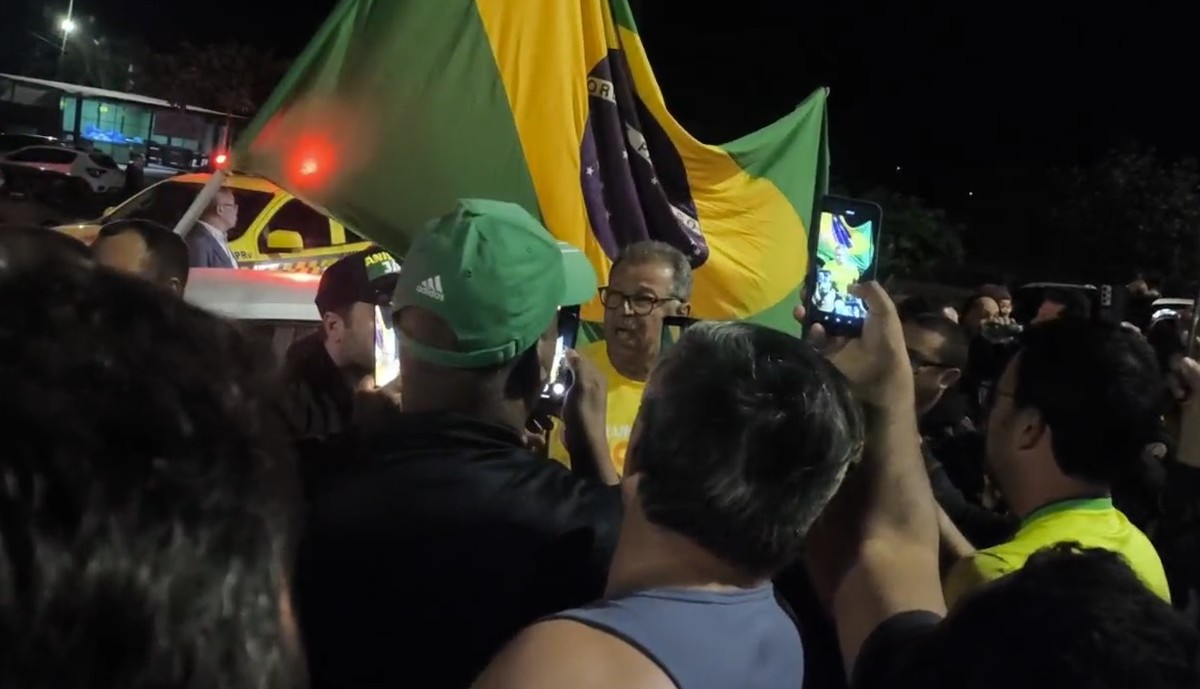 Manifestantes realizam buzinaço em frente ao condomínio de Bolsonaro após prisão domiciliar