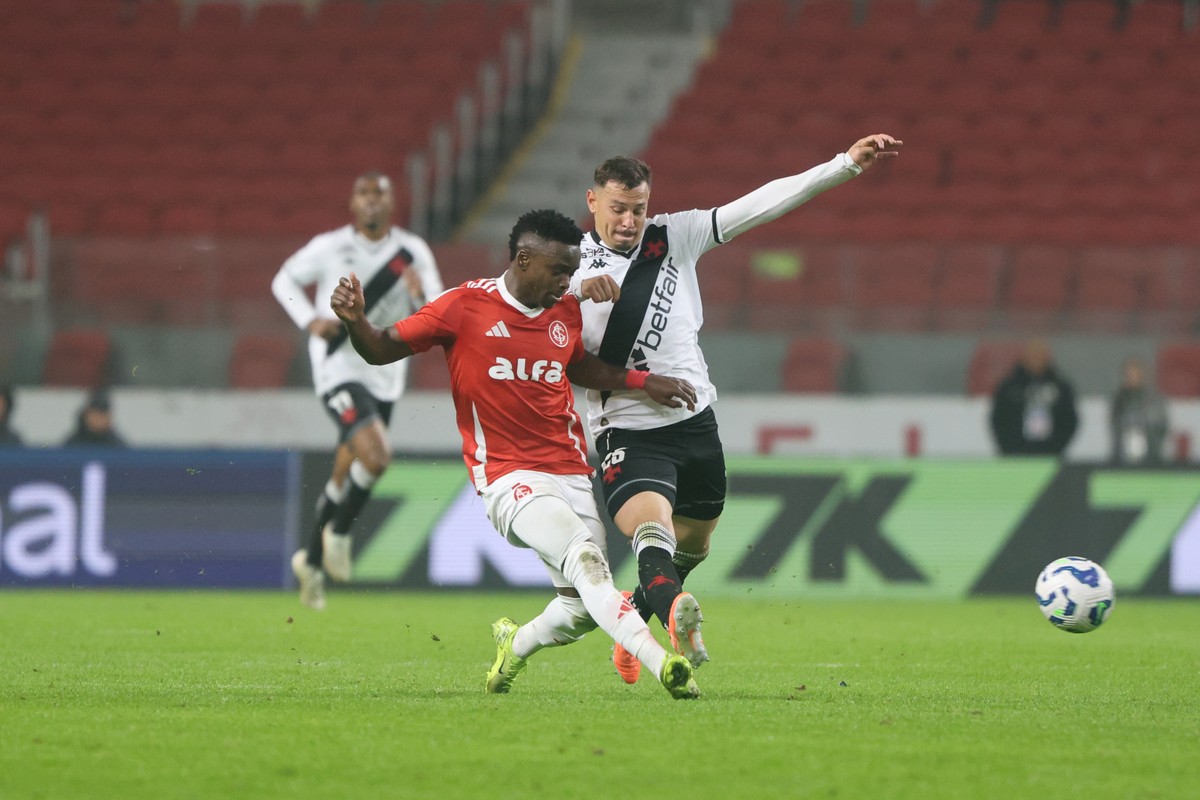 Vasco sofre empate amargo após expulsão polêmica e gol no fim da partida