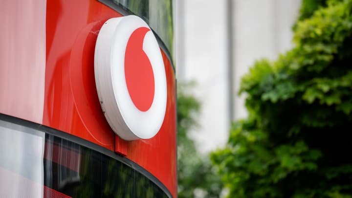 Logo na parte externa de uma loja da Vodafone Group Plc em Londres, Reino Unido, na segunda-feira, 13 de maio de 2024. (Foto: Bloomberg)