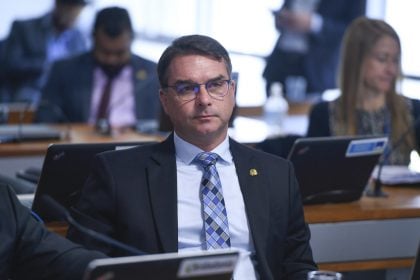Flávio Bolsonaro propõe anistia a golpistas em troca do fim da taxação de Trump