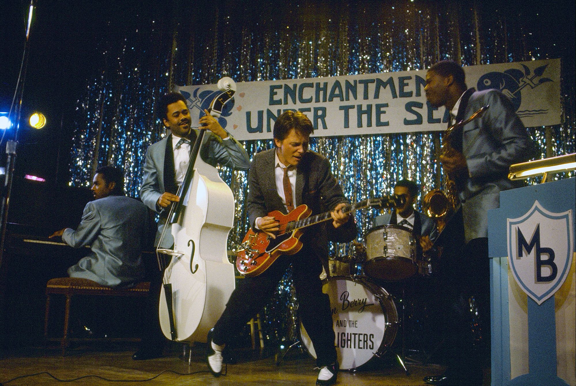 Elenco de “De Volta para o Futuro” se une para encontrar guitarra desaparecida