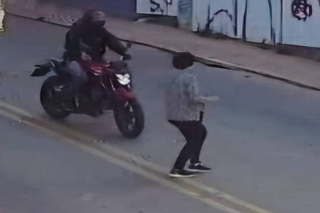 Uma mulher de 70 anos atravessou a rua em Santana, na zona norte de São Paulo, pouco antes de ser atropelada por uma moto. (Foto: Reprodução/TV Globo)