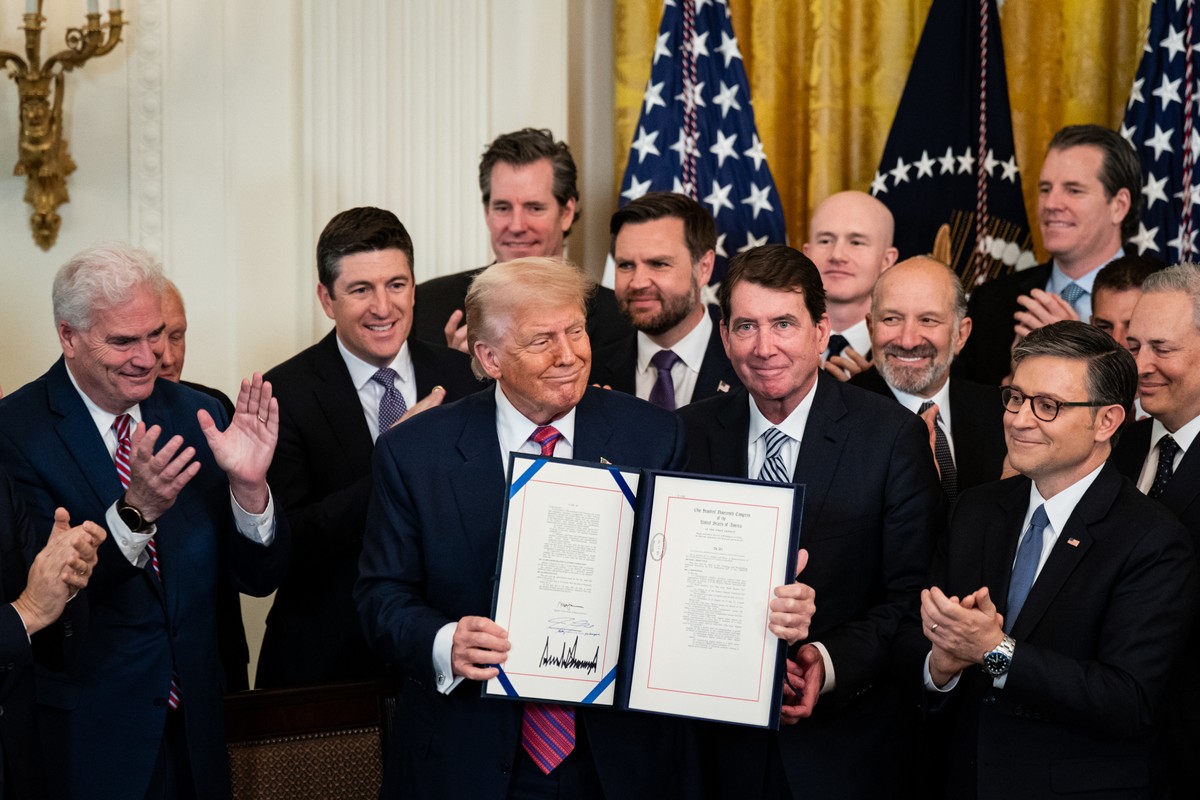 Trump aprova legislação sobre stablecoins e fortalece setor de criptomoedas