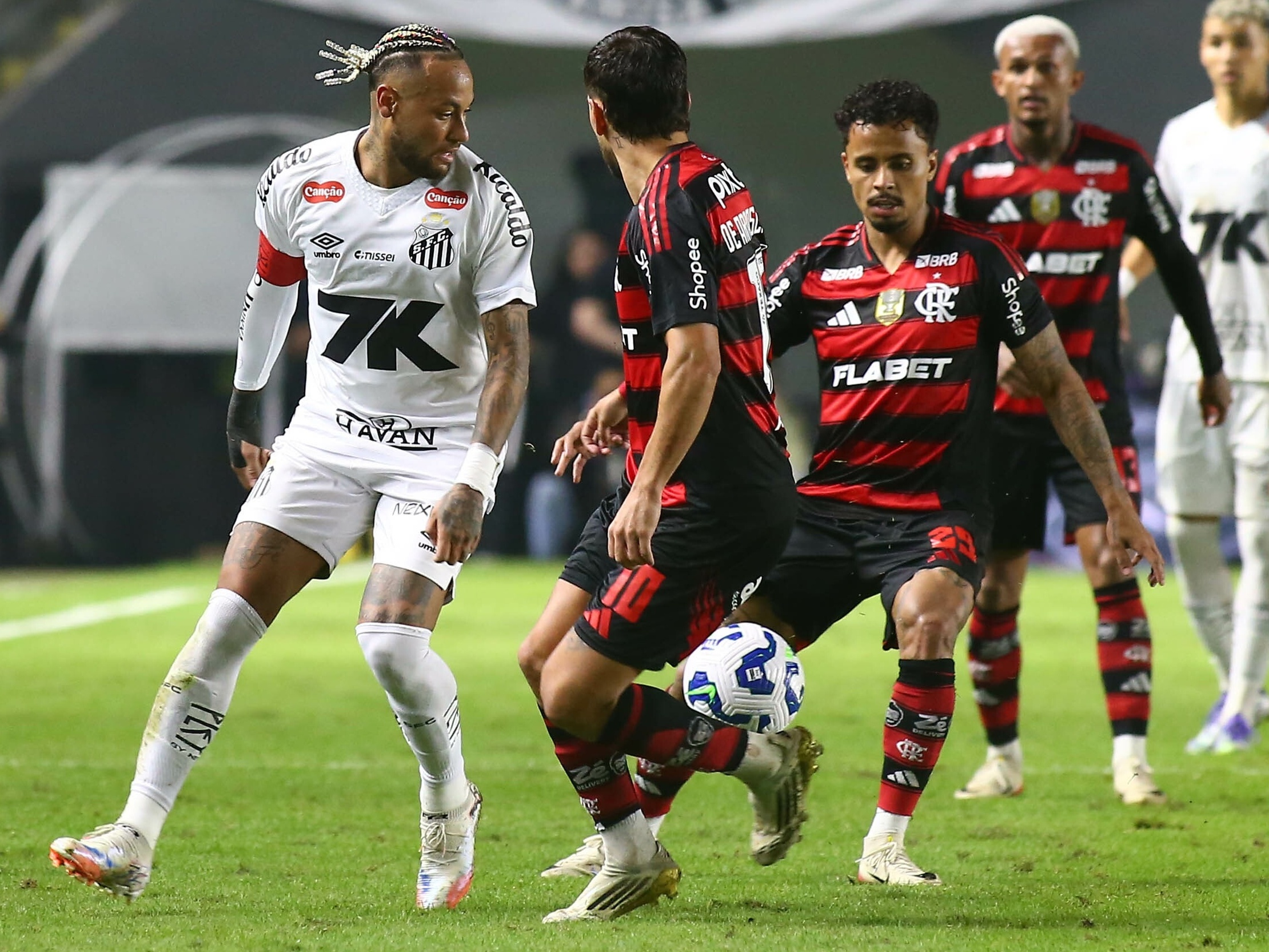 Neymar lidera Santos e vence o Flamengo em partida emocionante na Vila