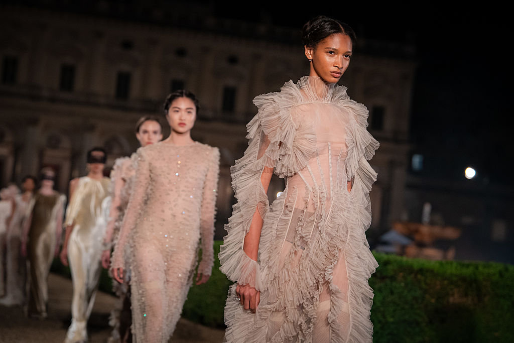 Dior exalta a ‘dolce vita’ com coleção leve em palácio medieval de Roma