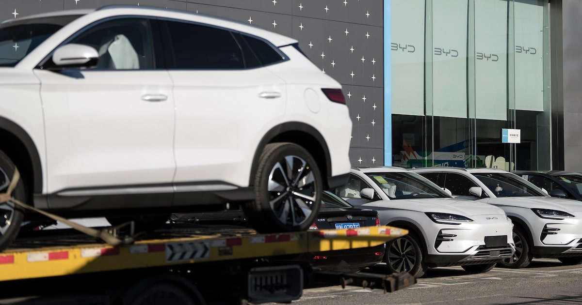 BYD enfrenta concorrência crescente na China e analistas revisam projeções para 2025