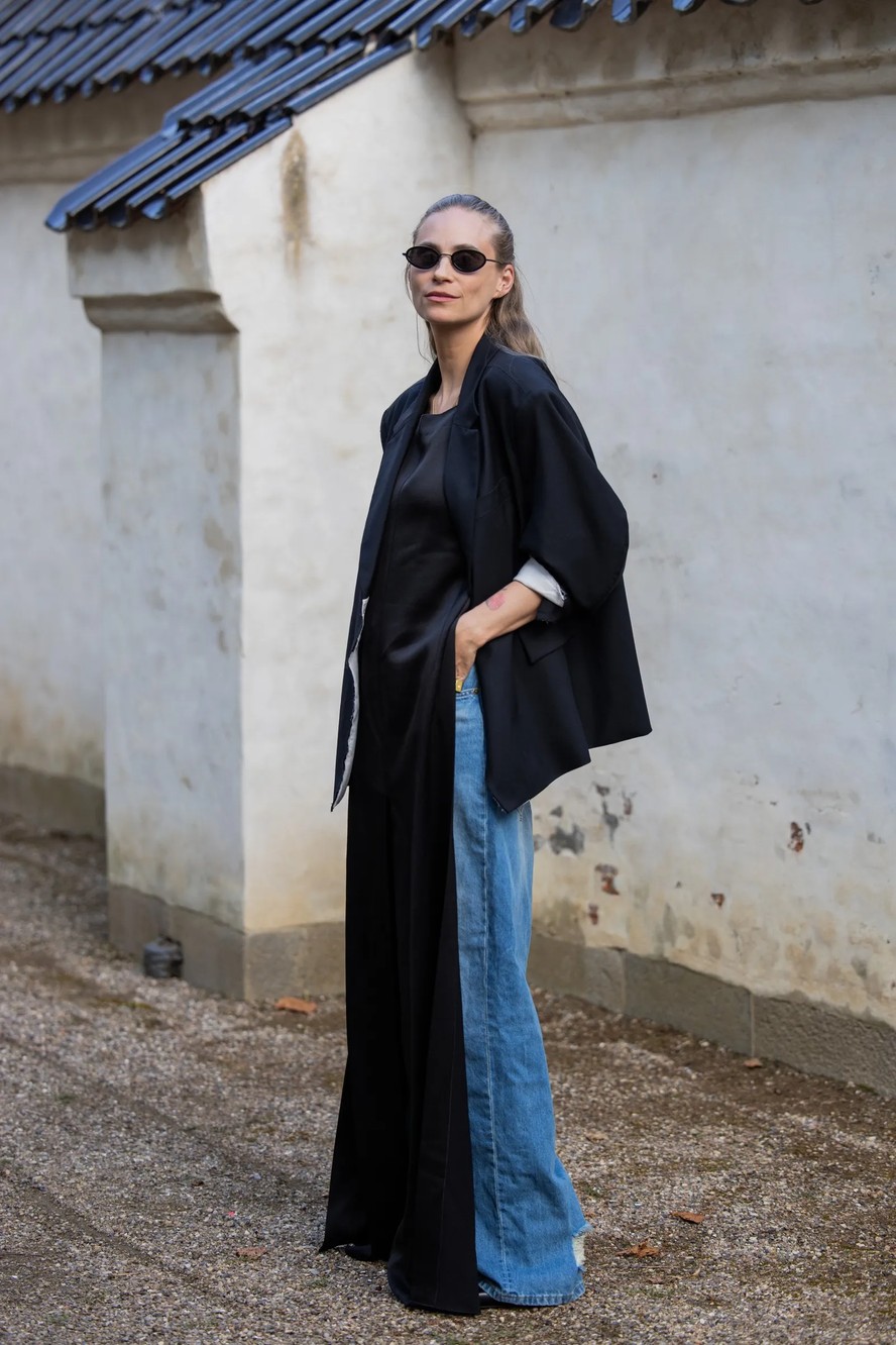 Combine blusas longas com jeans flare e arrase no estilo anos 70