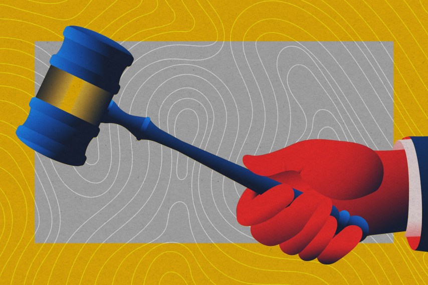 Uma ilustração fotográfica mostra a mão de um juiz segurando um martelo com seis dedos, sobre um fundo dourado e cinza em espiral. (Foto: Sarah Rogers/MITTR | Getty)